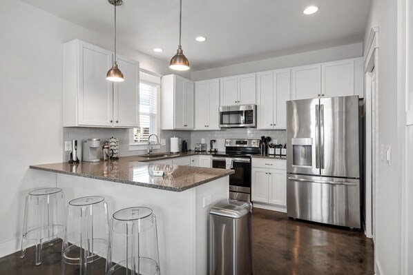 Kühlschrank, Mikrowelle, Ofen, Herdplatte