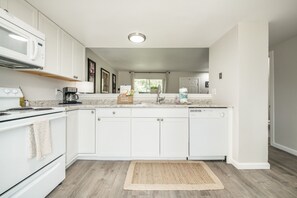 冷蔵庫、電子レンジ、オーブン、コンロ