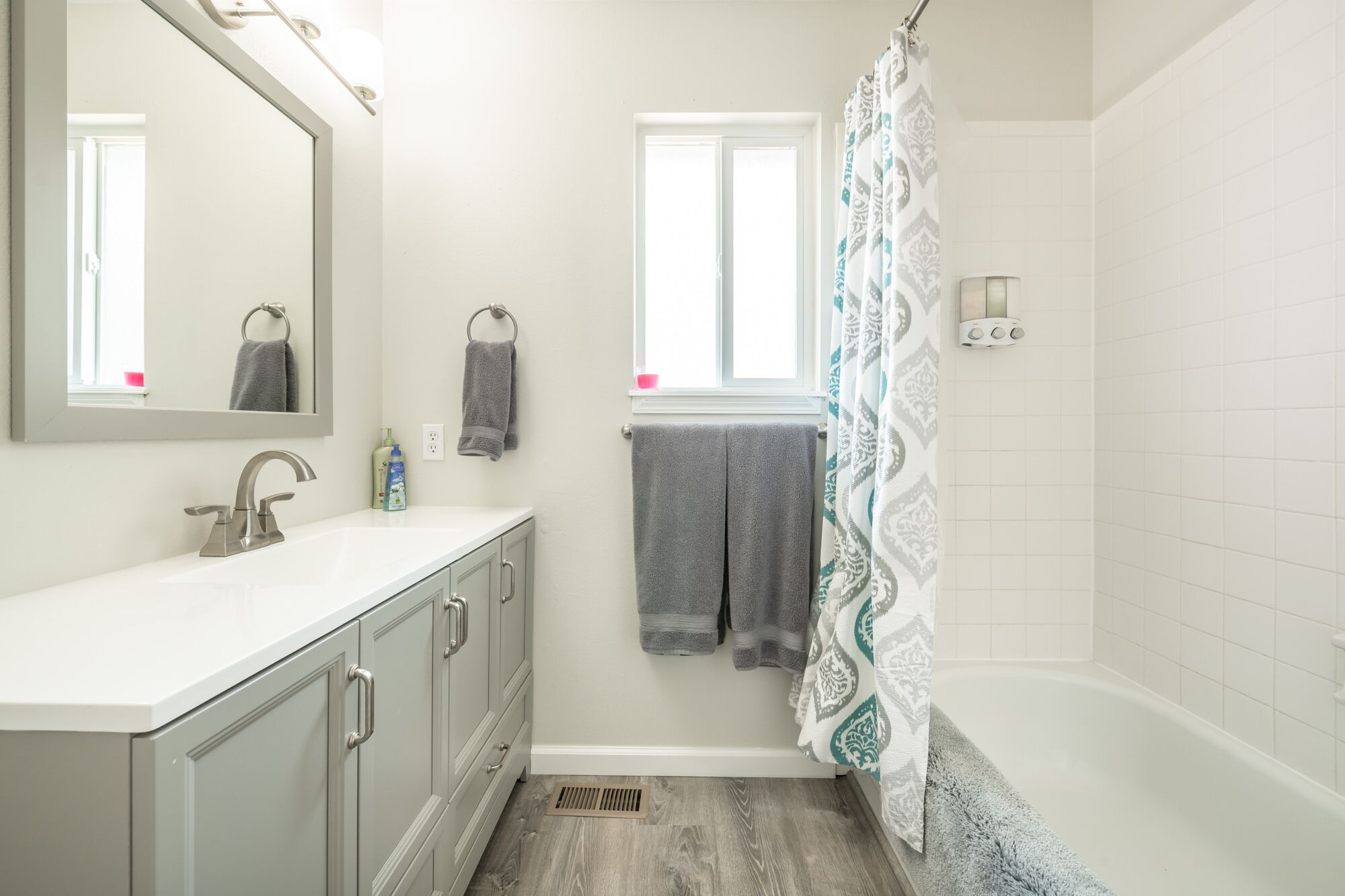 Bañera con ducha, secador de pelo, toallas, jabón