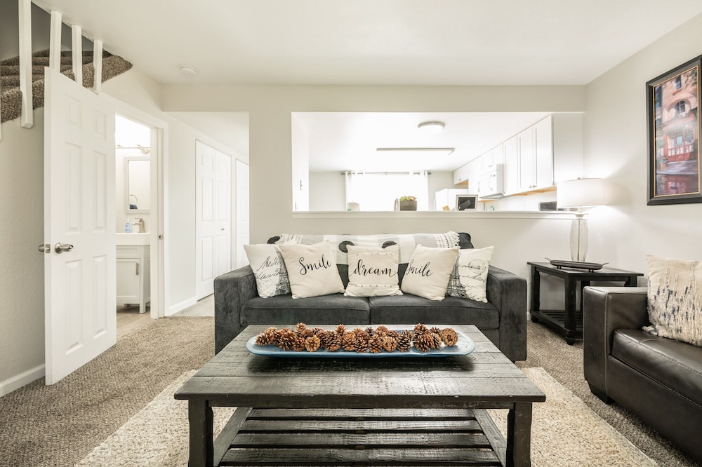 ❂ Amazing Townhouse! 2 BR, 1.5BA, Sleeps 5 w/AC! ❂