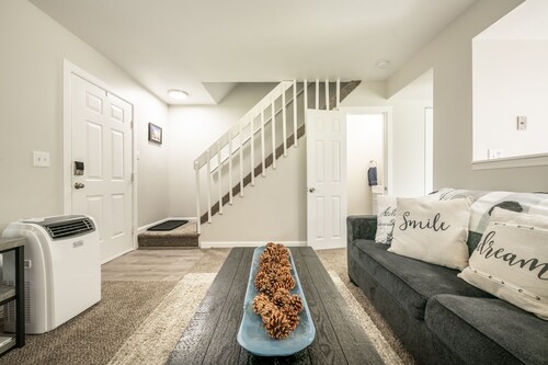 ❂ Amazing Townhouse! 2 BR, 1.5BA, Sleeps 5 w/AC! ❂