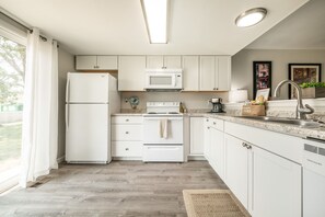 Fridge, microwave, oven, stovetop - ❂ Amazing Townhouse! 2 BR, 1.5BA, Sleeps 5 w/AC! ❂ (Colorado Springs)