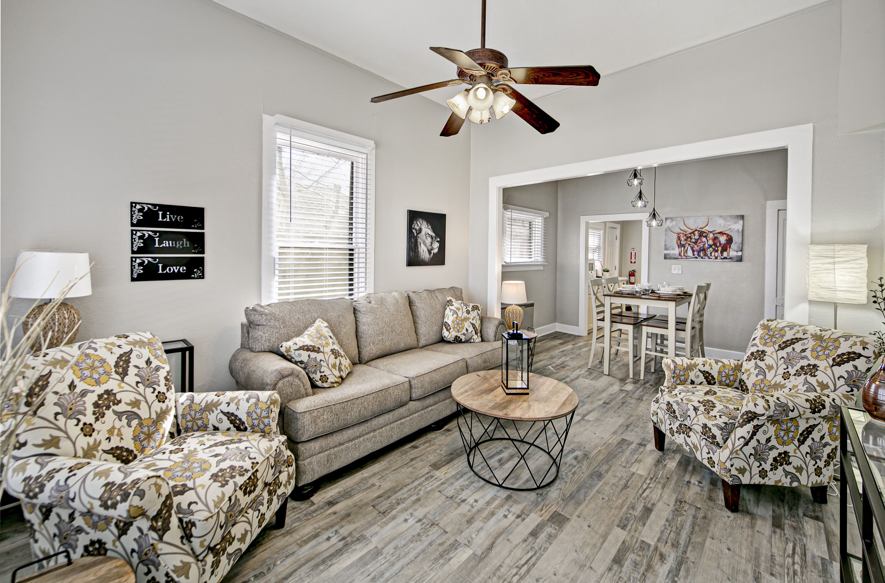 2 blocks to Downtown Square !