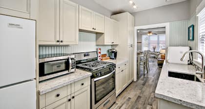 2 blocks to Downtown Square !