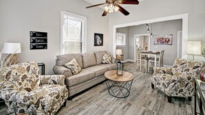 A living room with a sofa, armchairs, a coffee table, and a ceiling fan. - 2 blocks to Downtown Square ! (Prescott)