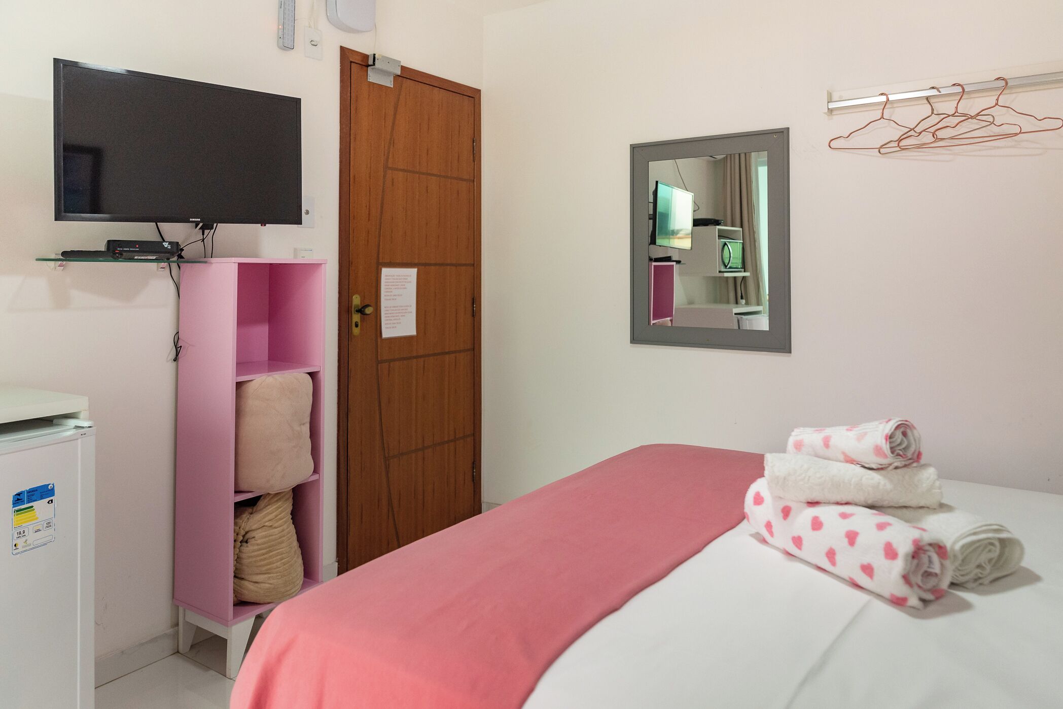 Minibar, decoración personalizada, cortinas blackout y wifi gratis 