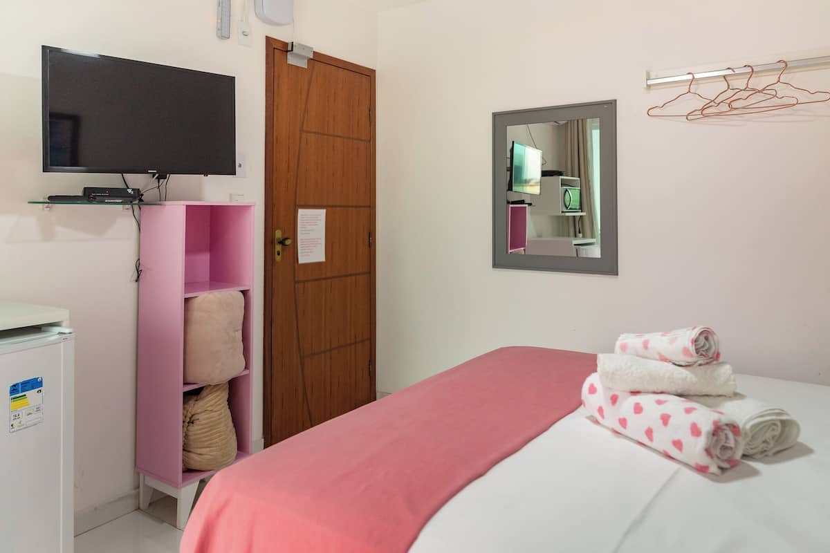 Minibar, decoración personalizada, cortinas blackout y wifi gratis