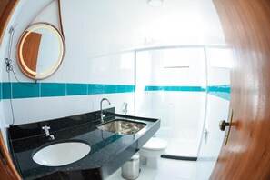 Minibar, decoración personalizada, cortinas blackout y wifi gratis 