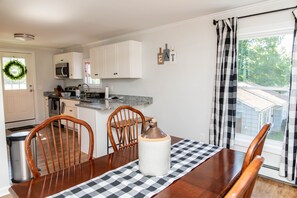 Dining - Perfect place for longer stays! New construction! (Bristol)