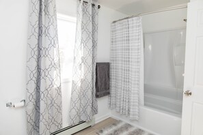 Badewanne, Handtücher, Seife, Toilettenpapier