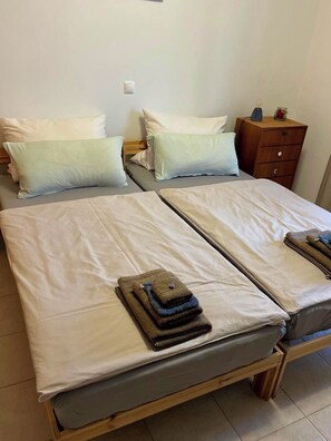 2 Schlafzimmer, Schreibtisch, Bügeleisen/Bügelbrett, Reisekinderbett