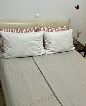 2 makuuhuonetta, työpöytä, silitysrauta/-lauta, vauvan matkasänky