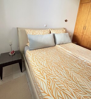 2 quartos, escrivaninha, ferros/tábuas de passar roupa, berço de viagem