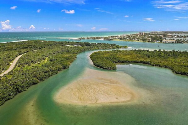 Perto da praia, espreguiçadeiras, toalhas de praia 