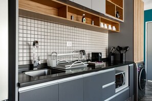 Departamento senior | Cocina privada | Refrigerador con congelador, microondas y cafetera y tetera 