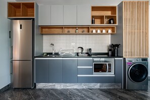 Departamento senior | Cocina privada | Refrigerador con congelador, microondas y cafetera y tetera 