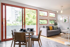 Appartement Signature | Aire de séjour | Téléviseur