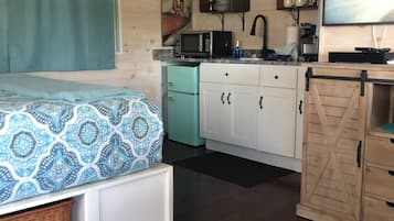 1 habitación, tabla de planchar con plancha, wifi gratis y ropa de cama