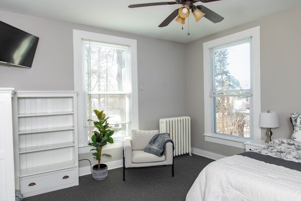 3 slaapkamers, een strijkplank/strijkijzer, gratis wifi, beddengoed