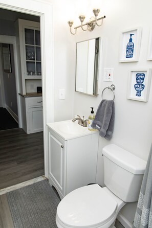 Een bad, een haardroger, handdoeken, zeep