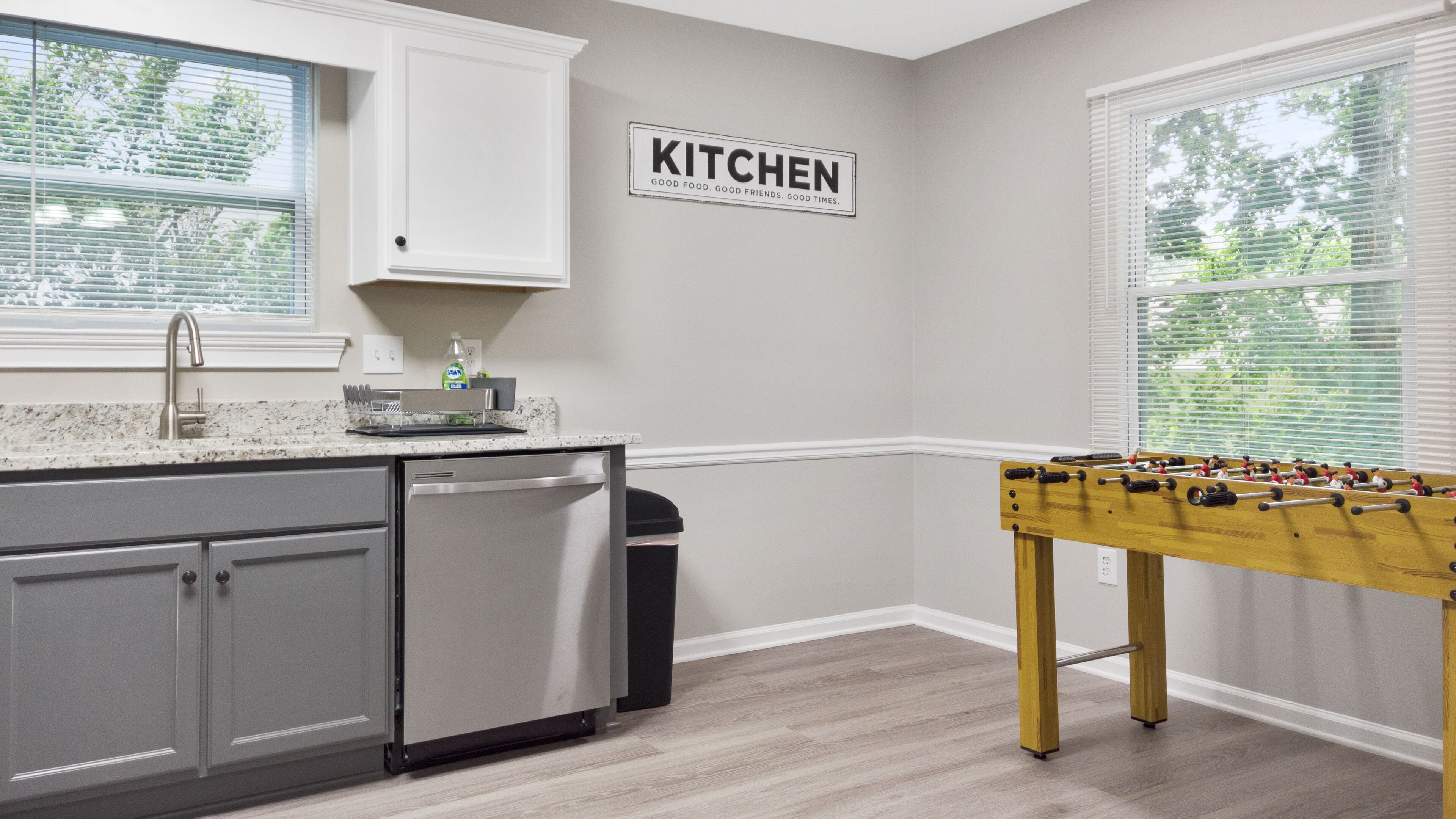 2 Bedroom Townhome- Fire 🔥 Pit - New Renovation