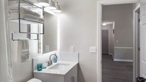Ducha y bañera combinadas, secador de pelo, toallas y jabón