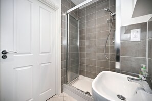 Bañera, secador de pelo, pantuflas, toallas