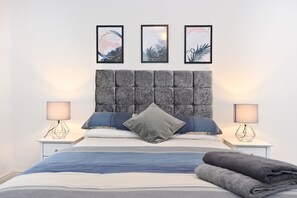 2 chambres, bureau, fer et planche à repasser, accès au Wi-Fi (inclus)