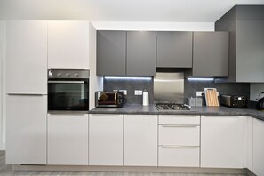 Réfrigérateur, four à micro-ondes, un four, surface de cuisson