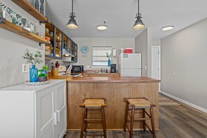Réfrigérateur, four à micro-ondes, un four, surface de cuisson