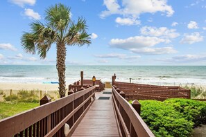 Plage, chaises longues, serviettes de plage