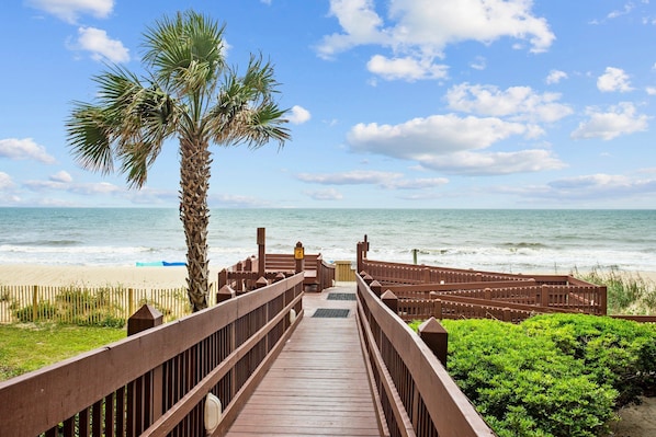 在海滩、沙滩椅、沙滩毛巾