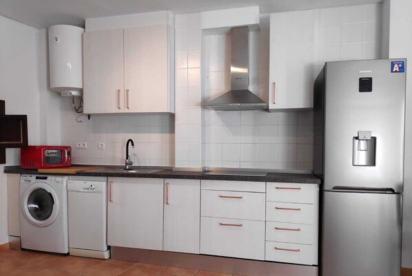 Réfrigérateur, micro-ondes, plaque de cuisson, lave-vaisselle