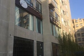 A building with large windows and a clock on the facade. - yueTing Chain Hotel (Hanyuan)
