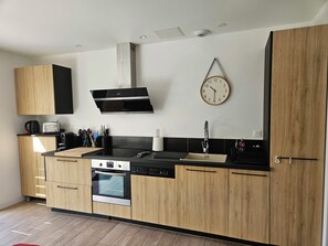 Kühlschrank, Mikrowelle, Ofen, Herdplatte