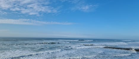 靠近海滩、沙滩椅