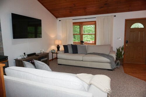 Cozy Home Close to Lake, Hiking Trails