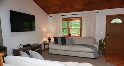 Cozy Home Close to Lake, Hiking Trails