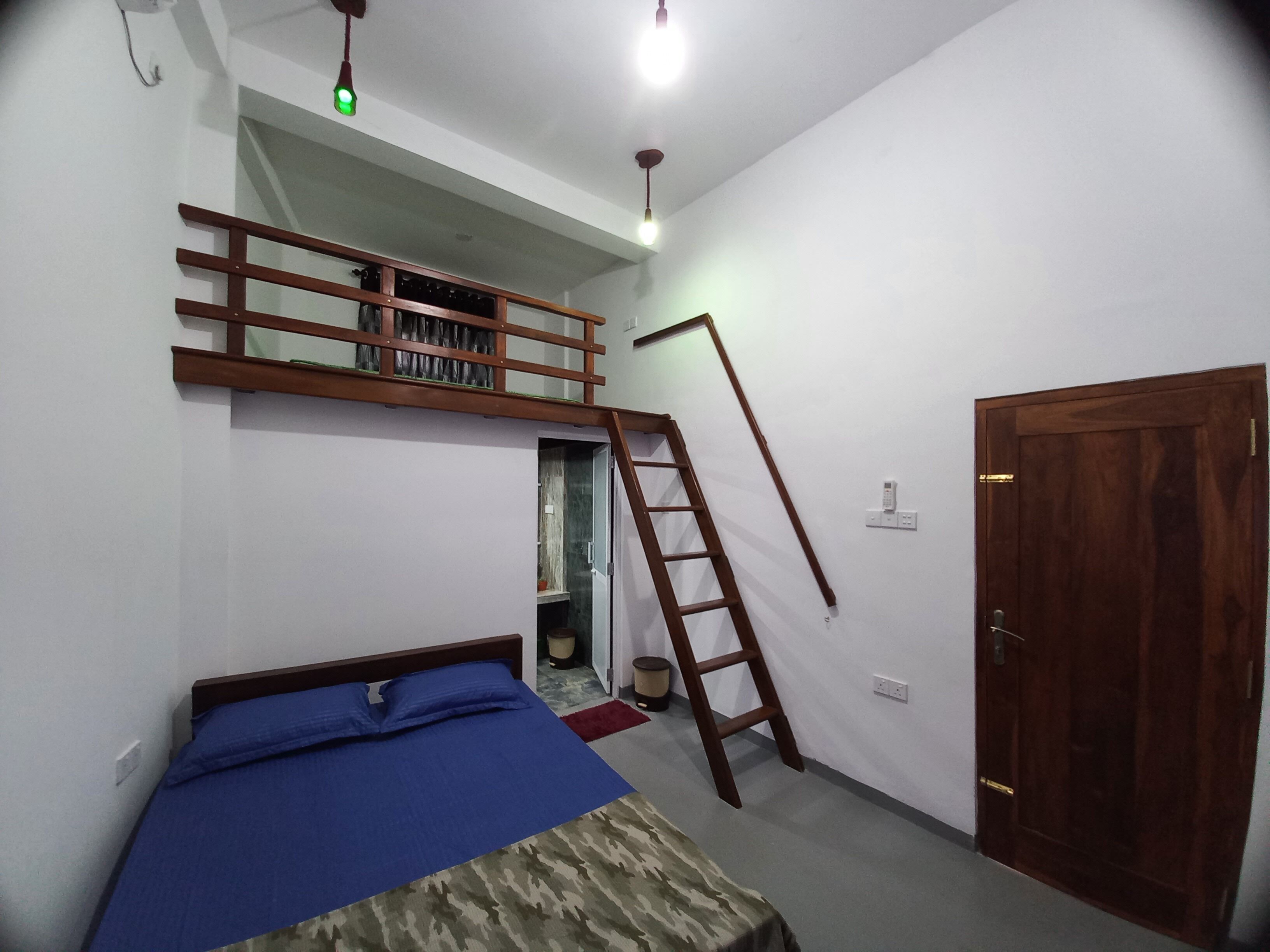 1 chambre, fer et planche à repasser