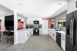 Een koelkast, een microgolfoven, een oven, een kookplaat