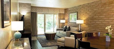 Smart-tv, eldstad, dvd-spelare och böcker