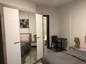 1 dormitorio, escritorio, tabla de planchar con plancha y wifi