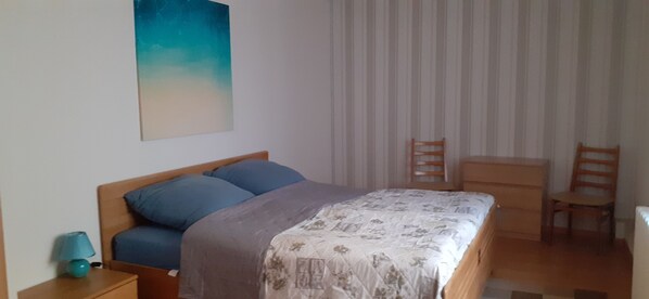 2 bedrooms, travel cot, free WiFi, bed sheets