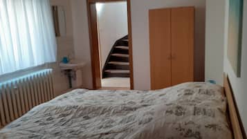 2 Schlafzimmer, Reisekinderbett, kostenloses WLAN, Bettwäsche