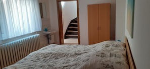 2 bedrooms, travel crib, free WiFi, bed sheets