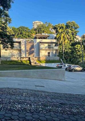 Vista frontal de la propiedad
