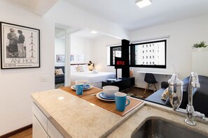 Estudio | Cocina privada | Frigorífico, microondas, máquina de café espresso y utensilios de cocina