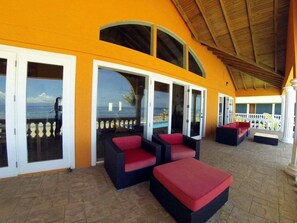 Terrace/patio - Casa Naranja - Upscale Living with a Private Pool (Utila)