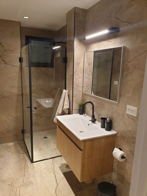 Dusche, Haartrockner, Handtücher, Toilettenpapier