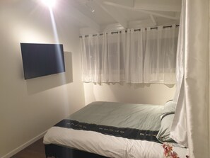 2 slaapkamers, geluiddichte muren, een strijkplank/strijkijzer, wifi